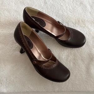 Brown leather Mary Jane heels with scalloped details